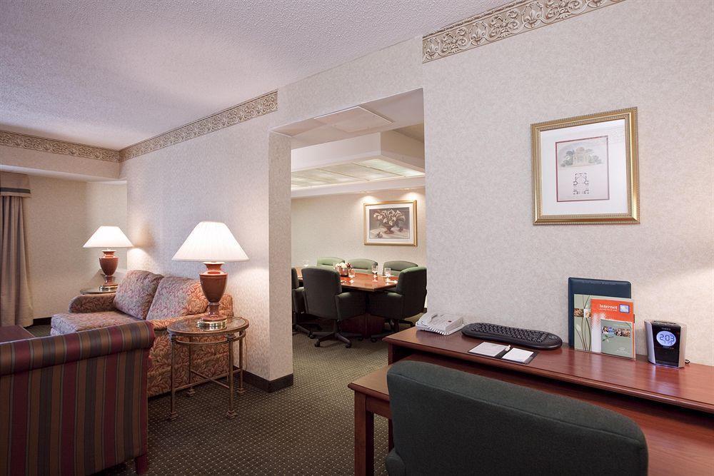 Doubletree Suites By Hilton Hotel Cincinnati - Blue Ash Шарънвил Стая снимка