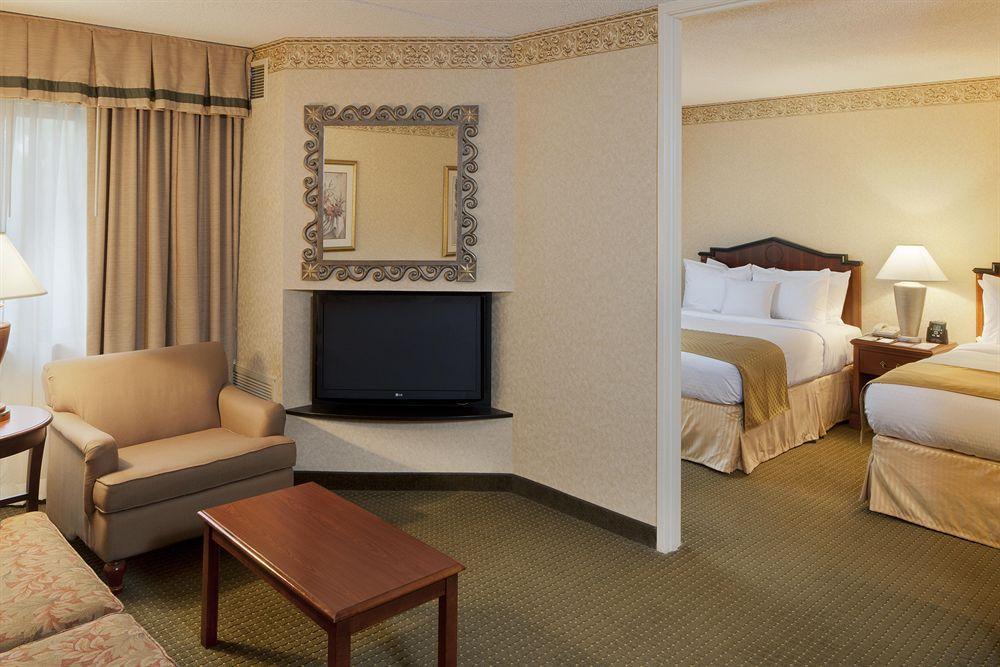 Doubletree Suites By Hilton Hotel Cincinnati - Blue Ash Шарънвил Стая снимка