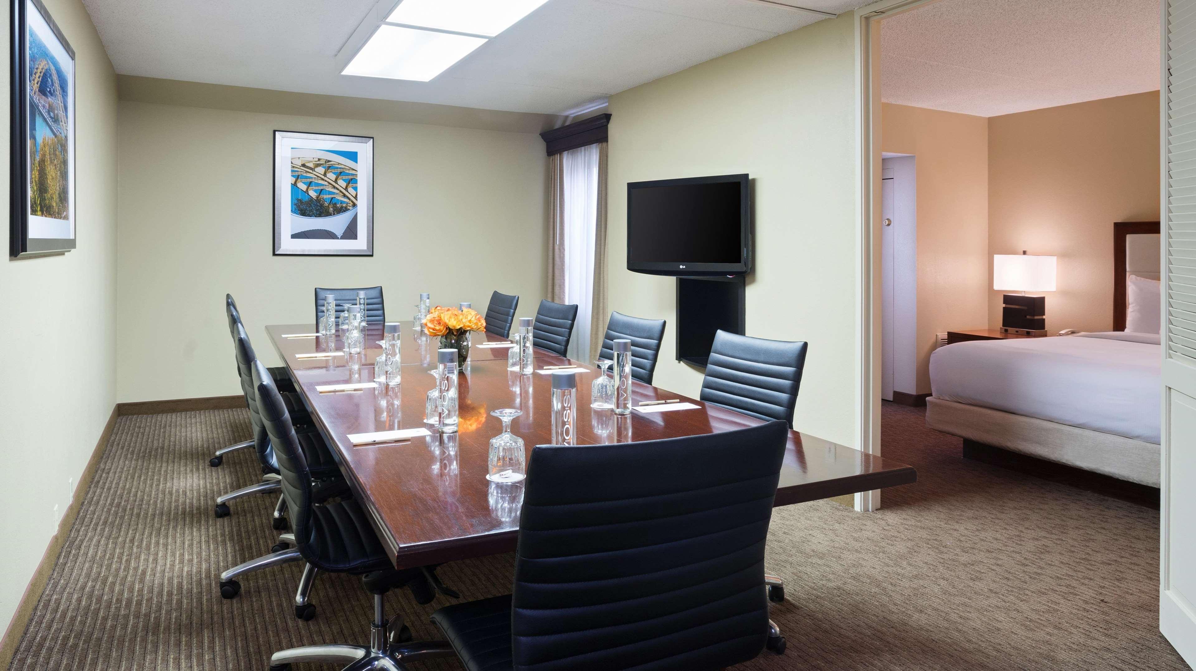 Doubletree Suites By Hilton Hotel Cincinnati - Blue Ash Шарънвил Екстериор снимка