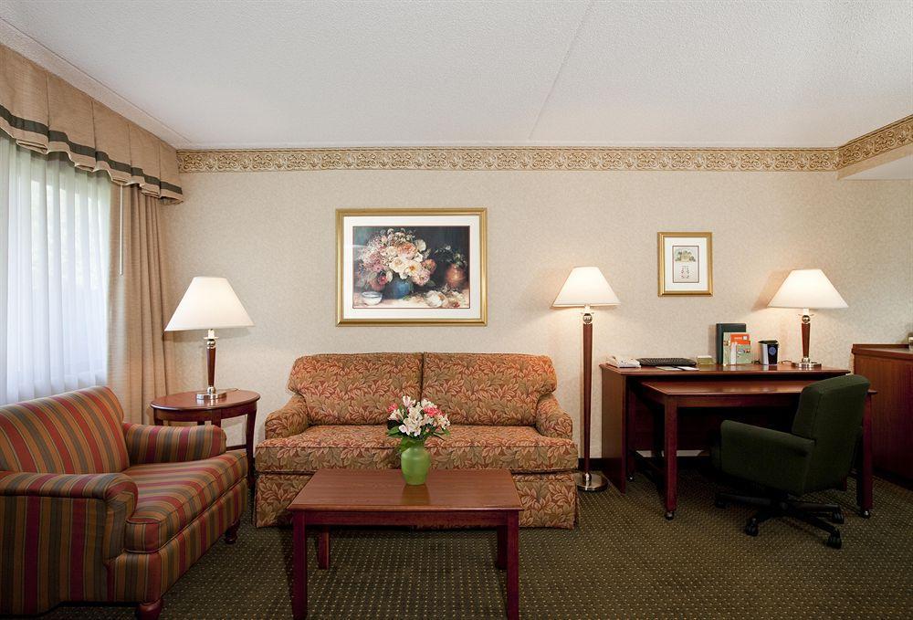 Doubletree Suites By Hilton Hotel Cincinnati - Blue Ash Шарънвил Стая снимка