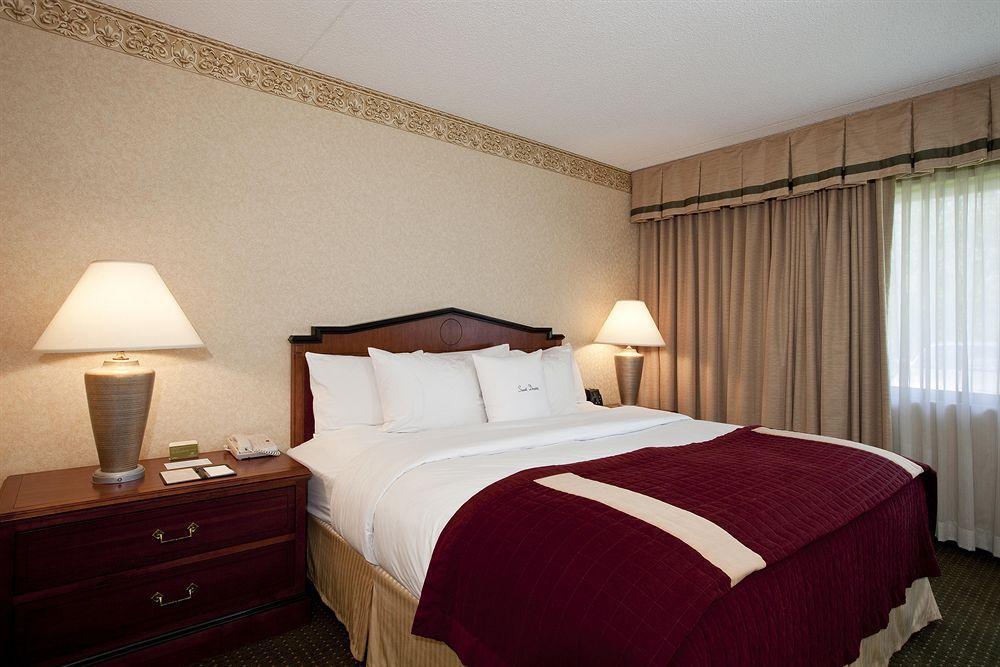 Doubletree Suites By Hilton Hotel Cincinnati - Blue Ash Шарънвил Стая снимка