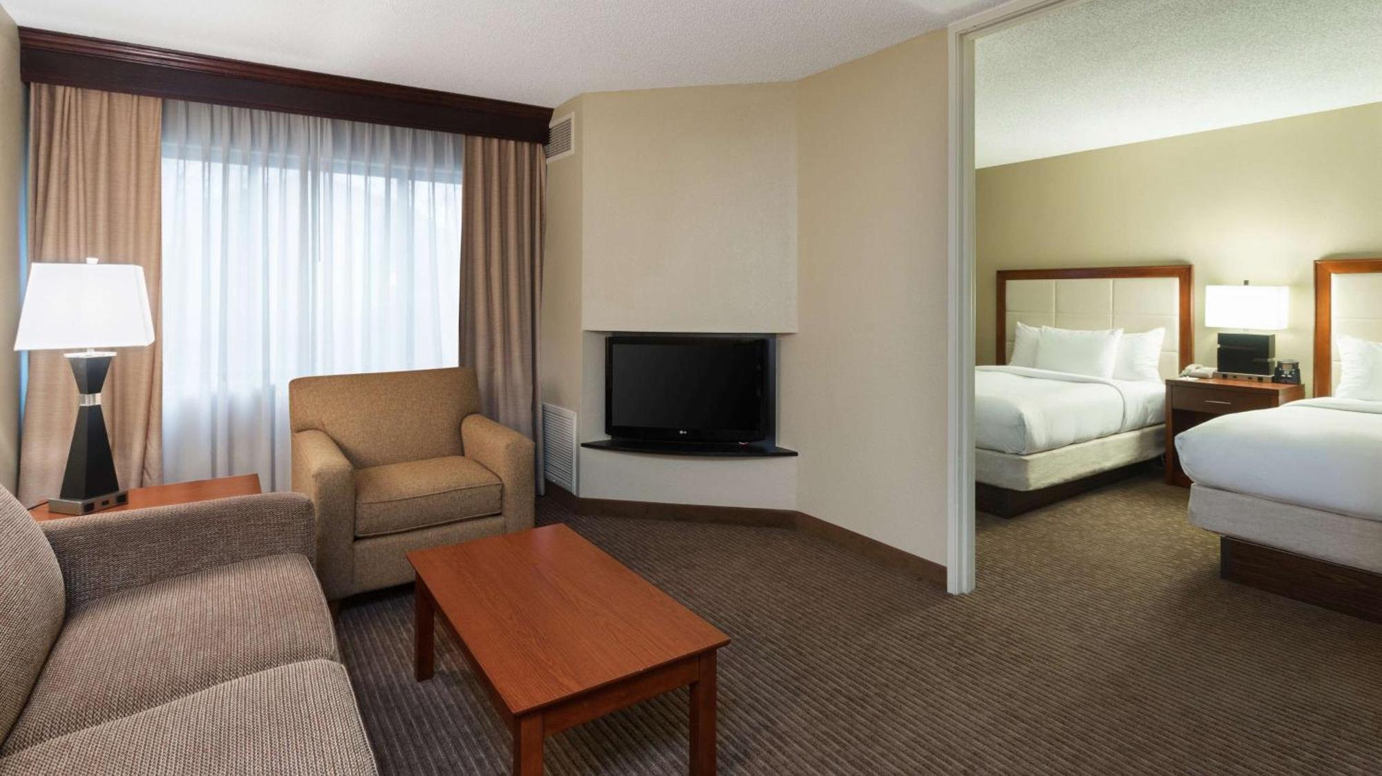 Doubletree Suites By Hilton Hotel Cincinnati - Blue Ash Шарънвил Екстериор снимка