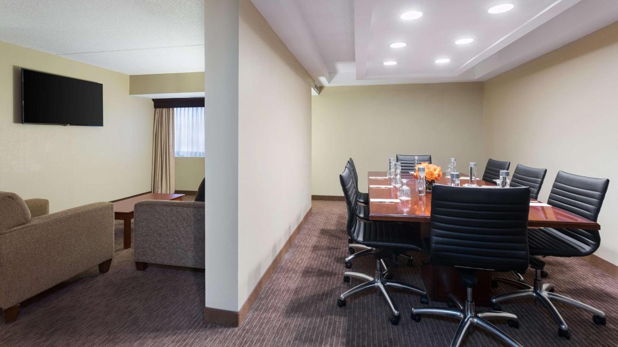 Doubletree Suites By Hilton Hotel Cincinnati - Blue Ash Шарънвил Екстериор снимка