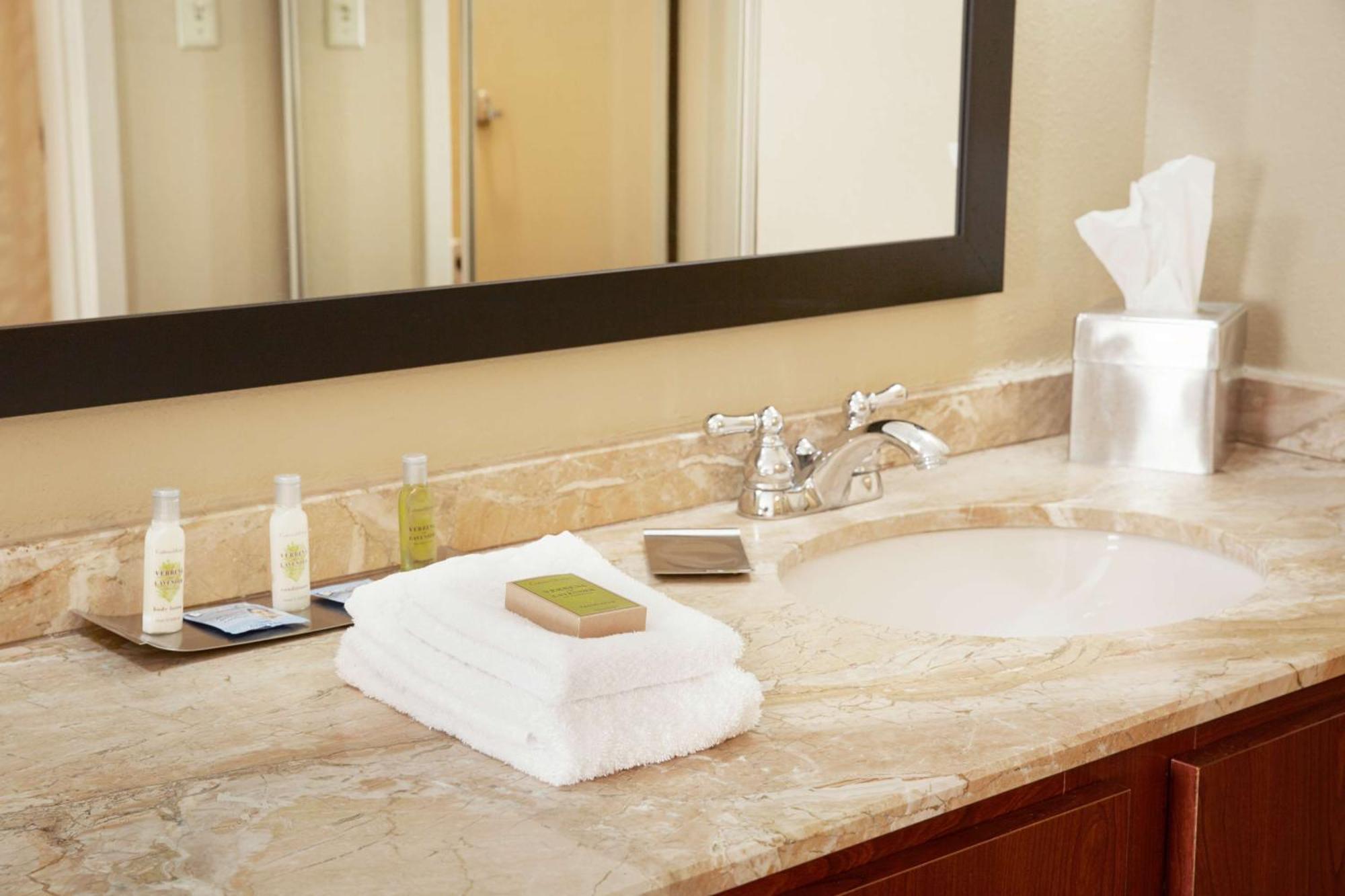 Doubletree Suites By Hilton Hotel Cincinnati - Blue Ash Шарънвил Екстериор снимка
