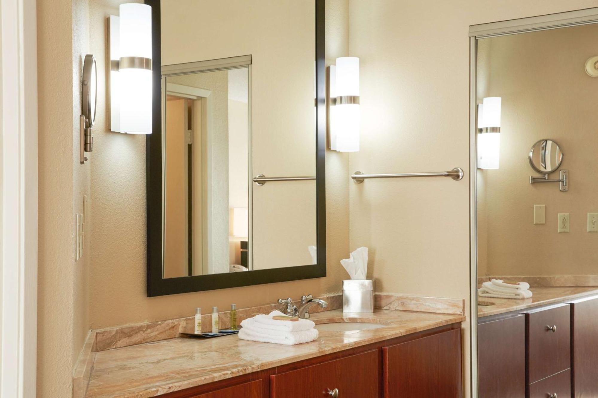 Doubletree Suites By Hilton Hotel Cincinnati - Blue Ash Шарънвил Екстериор снимка