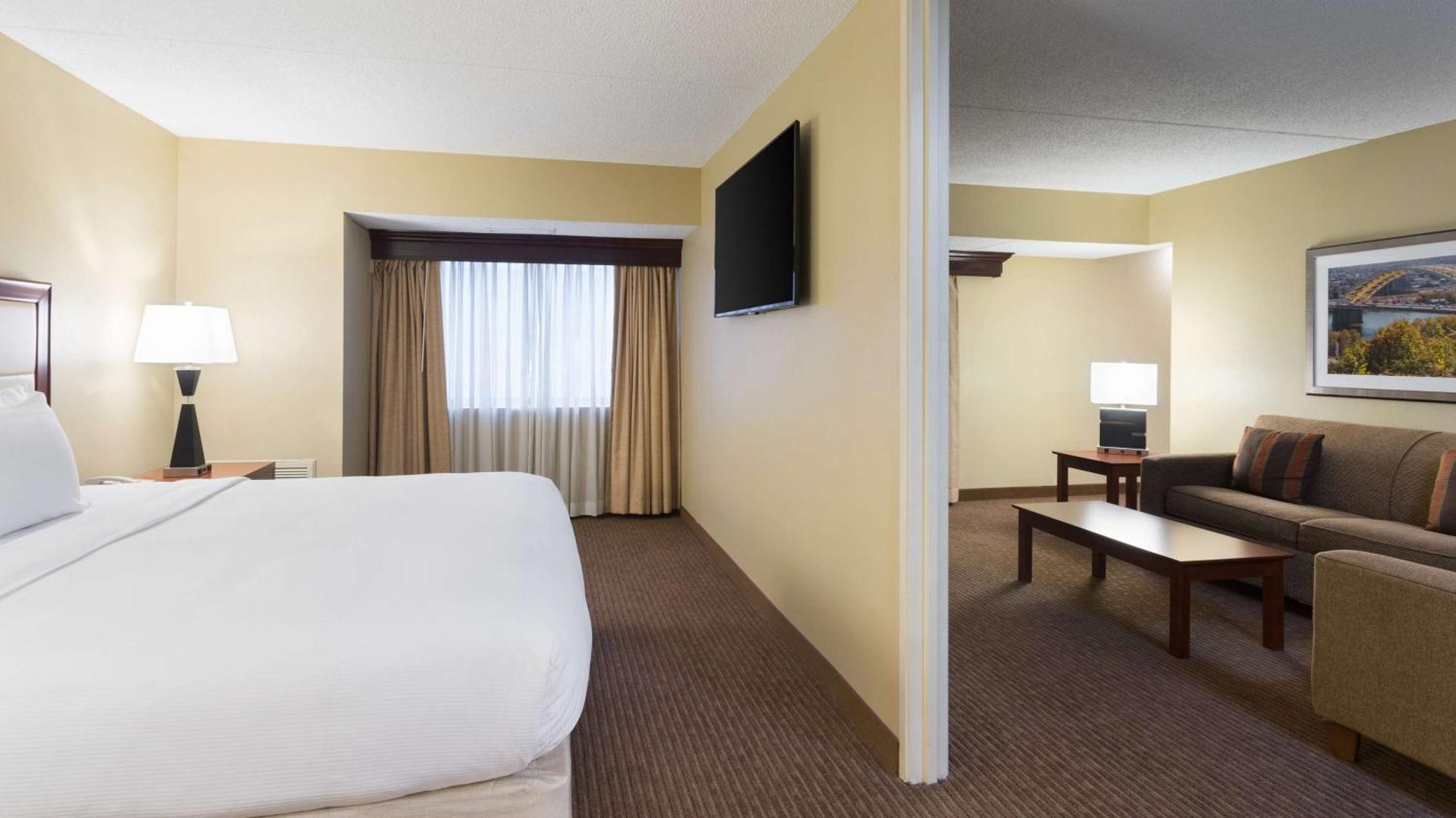 Doubletree Suites By Hilton Hotel Cincinnati - Blue Ash Шарънвил Екстериор снимка