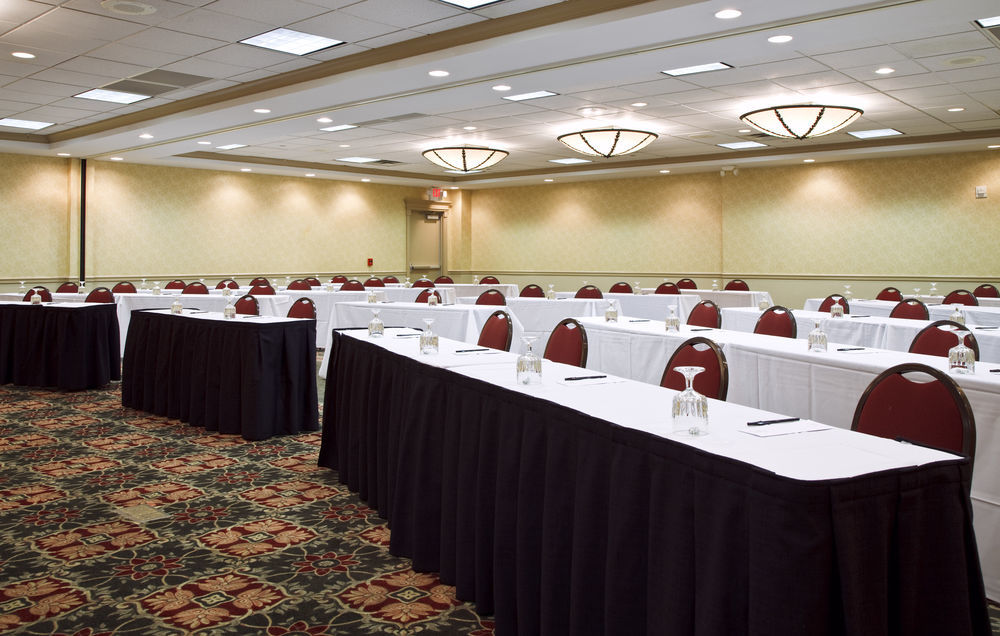 Doubletree Suites By Hilton Hotel Cincinnati - Blue Ash Шарънвил Бизнес снимка