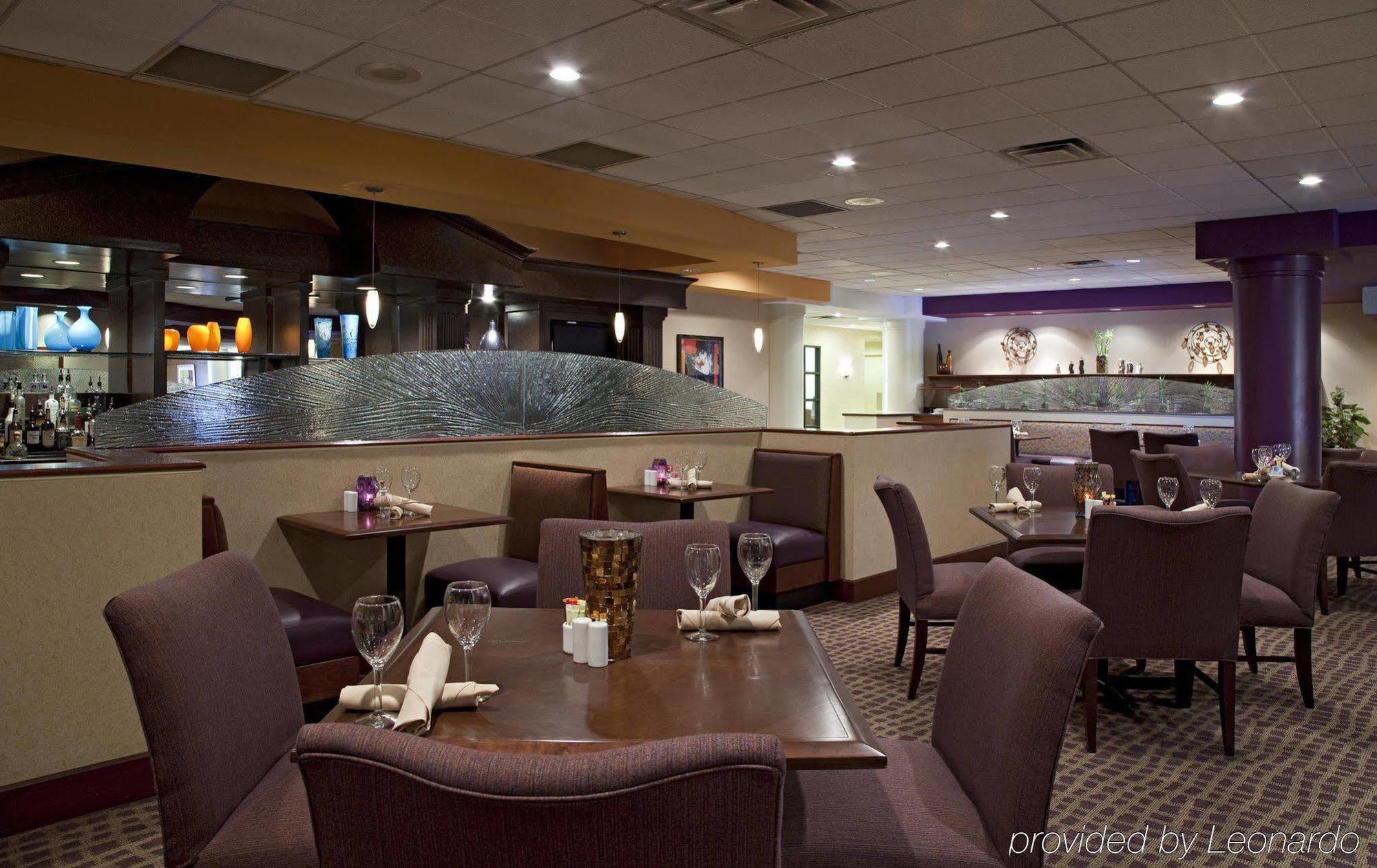Doubletree Suites By Hilton Hotel Cincinnati - Blue Ash Шарънвил Ресторант снимка