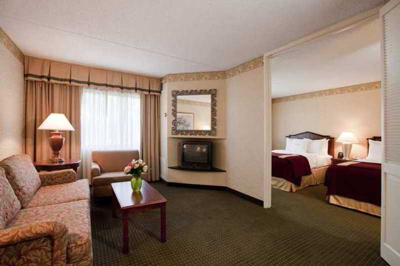 Doubletree Suites By Hilton Hotel Cincinnati - Blue Ash Шарънвил Стая снимка